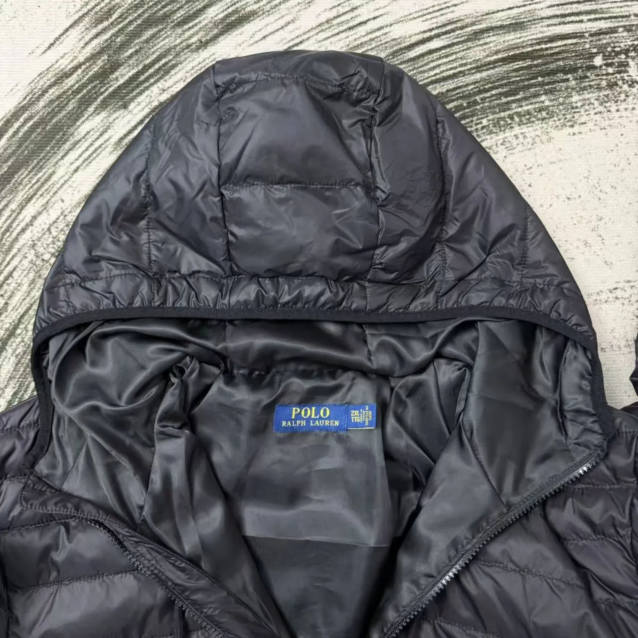 P670 Ralph small label embroidered down hooded jacket, the same style at Ralph Lauren counters. It is made of 80 velvet. The fleece is warm enough. It is very textured on the hand. It is three-dimensional and atmospheric. It is easy to wear in winter. It is simple and elegant. It adopts the os version. The upper body effect is very good. It is suitable for all body types. Soft and comfortable. Craftsmanship imported custom zippers➕Hardware and accessories are complete. The embroidery is full and three-dimensional. Perfect restoration of zp 2:1. Same style for men and women. Versatile and easy to wear. Size M L XL XXL color black navy blue army green